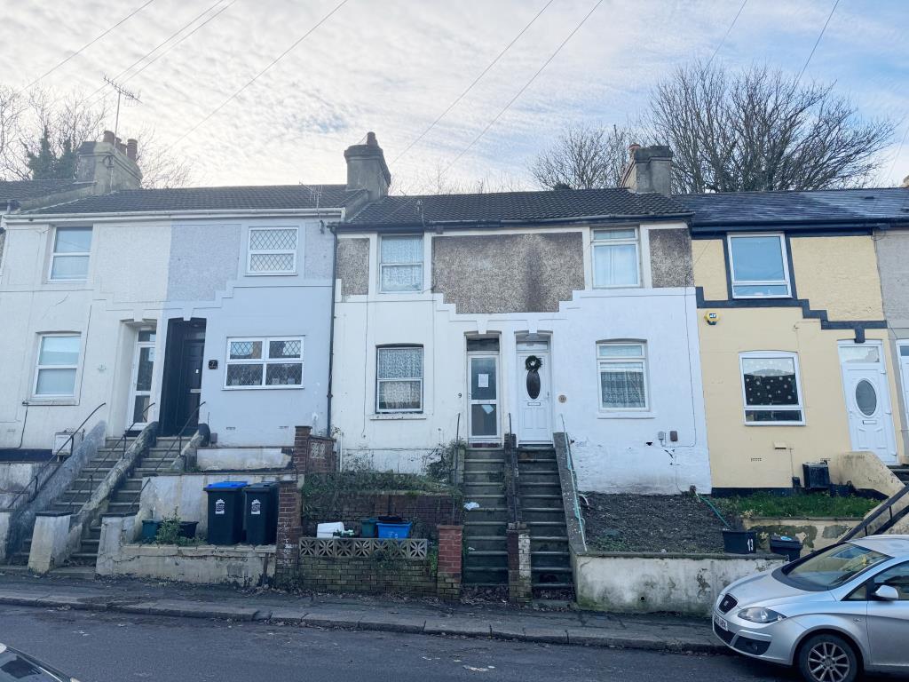 Lot: 136 - TERRACE HOUSE FOR IMPROVEMENT - Front of property